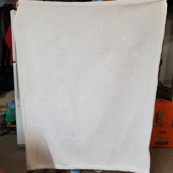 Red & White Snowflake Furry Throw - Picture 3 of 10